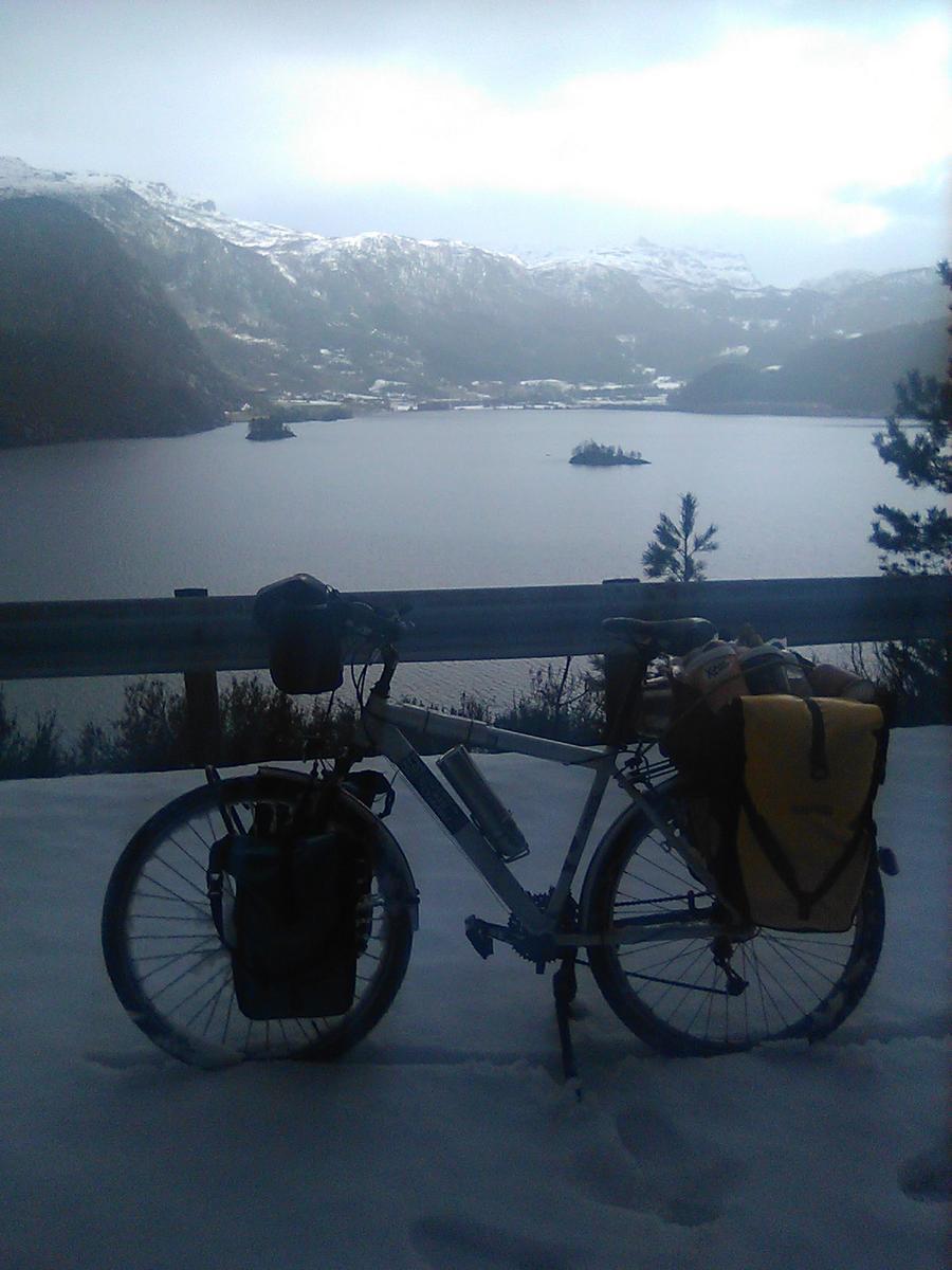 vÃ©lo dans la neige avec vue sur fjord