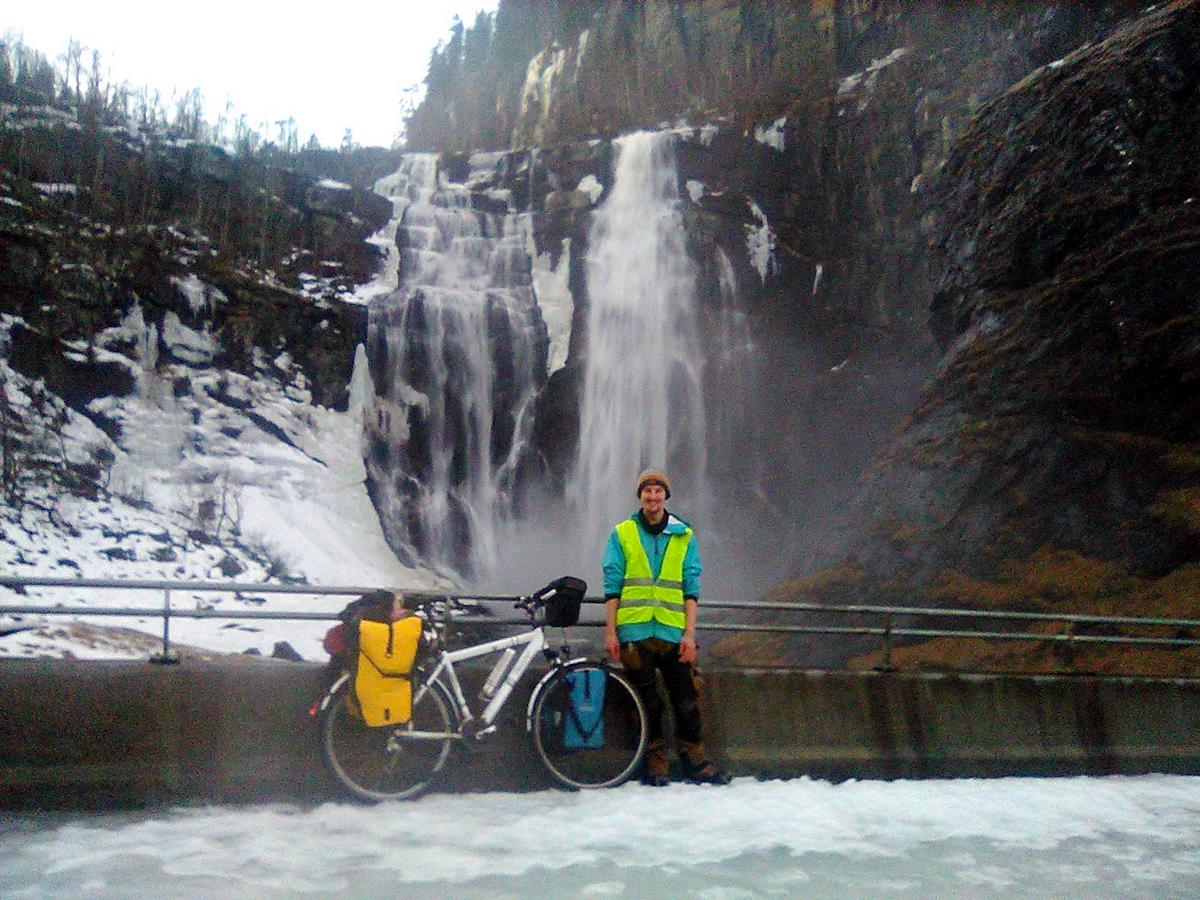 Mon vélo et moi en face de Skjervsfossen